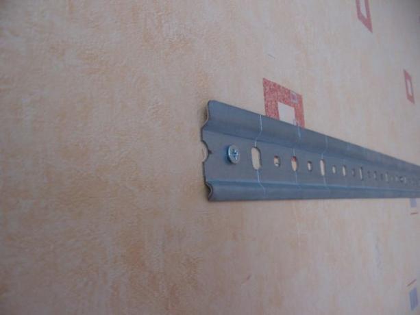 Voici à quoi ressemble un rail monté sur un mur