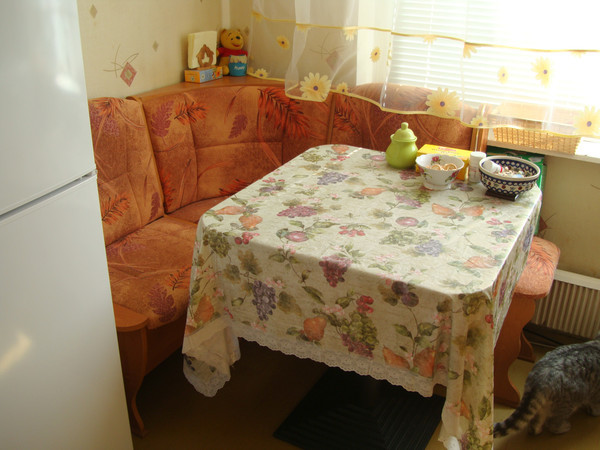 Le principal inconvénient d'un coin avec une table carrée est qu'il prend beaucoup de place, pour une petite cuisine c'est critique