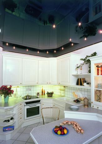 Comme dans le cas des plaques de plâtre, les plafonds tendus pour la cuisine sont beaucoup plus impressionnants avec un éclairage bien monté.