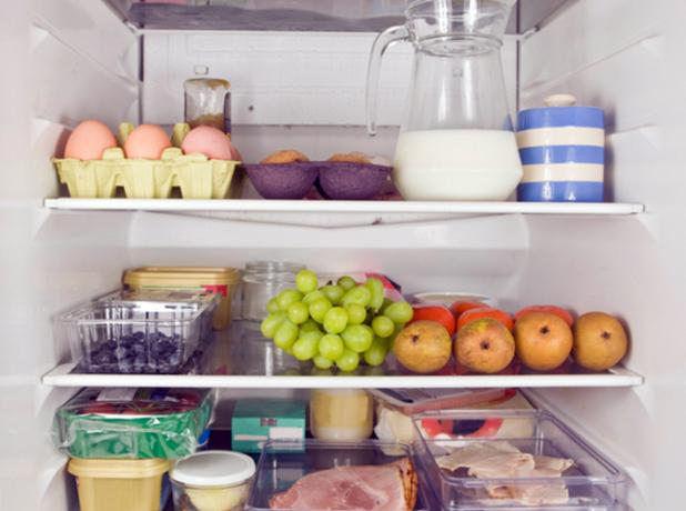 Sur la photo - le stockage correct de la nourriture est une partie importante du ménage.