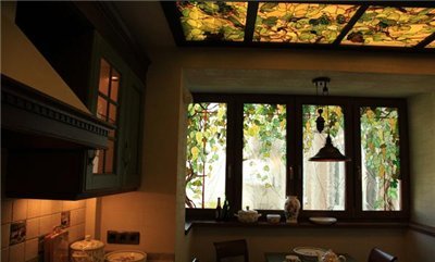 Fenêtre et plafond avec vitrail