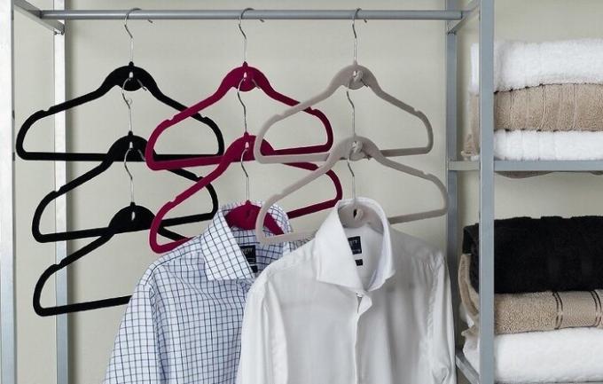 Le cintre à plusieurs niveaux peut accrocher des chemises, vestes, robes. / Photo: kvartblog.ru