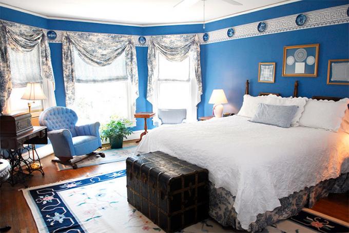 Photo d'une chambre aux murs bleus pour réduire l'espace