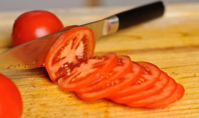 Les tomates coupées en cercles.
