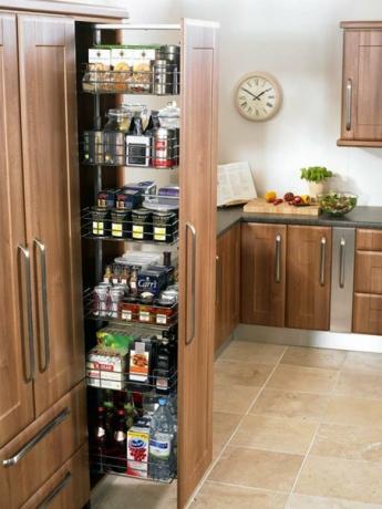Une armoire coulissante est pratique même pour une cuisine de 5 m2.