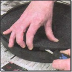 Pour démonter le filtre à charbon, il suffit de soulever le couvercle supérieur avec un tournevis.