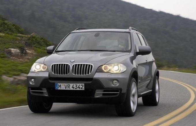  Allemand populaire multisegment BMW X5 E70 dans le corps. | Photo: www.autoevolution.com.