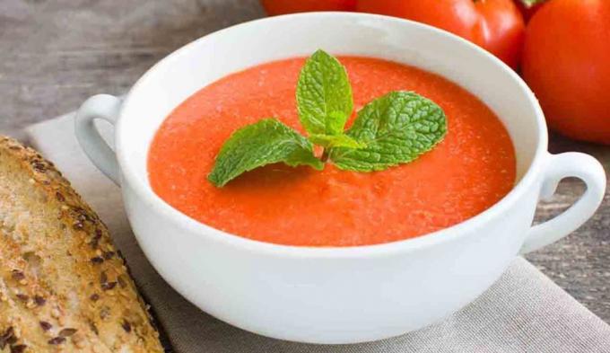 Soupe à la purée de tomates