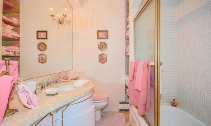 Salle de bains en rose.