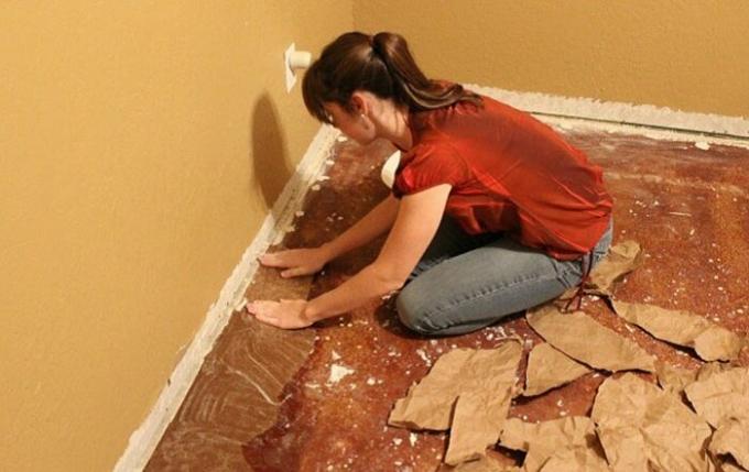 Femme au foyer a trouvé un moyen efficace pour économiser de l'argent sur les réparations.