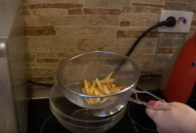 Vous pouvez mettre les pommes de terre dans une passoire à l'excès d'huile en verre de celui-ci.