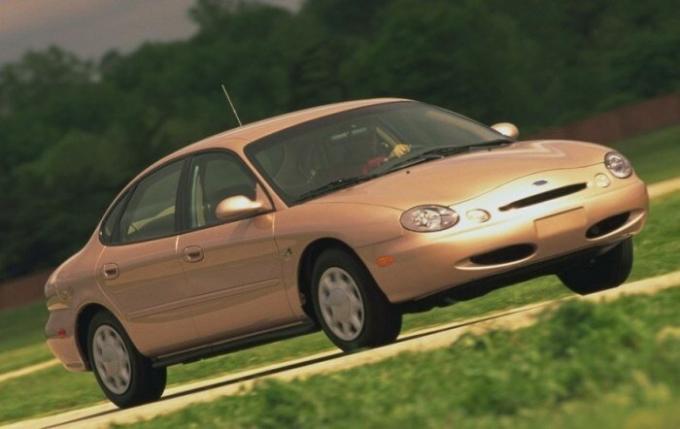 Ford Taurus en 1996 ne diffère pas de belle apparence. | Photo: cheatsheet.com.