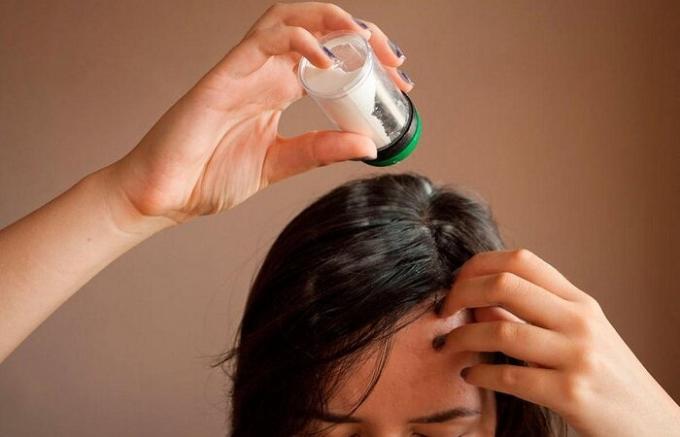 Une pincée de sel dans le shampooing: un secret qui ne fait pas de mal à connaître une fille pour prendre soin de la beauté des cheveux