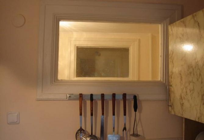La fenêtre entre la cuisine et la salle de bain nécessaire pour l'éclairage naturel de celui-ci.