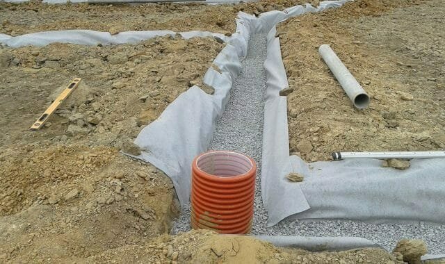 Pour protéger les tuyaux de la terre colmatage, de sable et d'autres matériaux fins, ils doivent être enveloppés géotextiles
