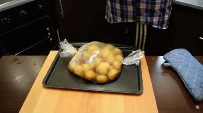 Les pommes de terre sont pliées dans le manchon.