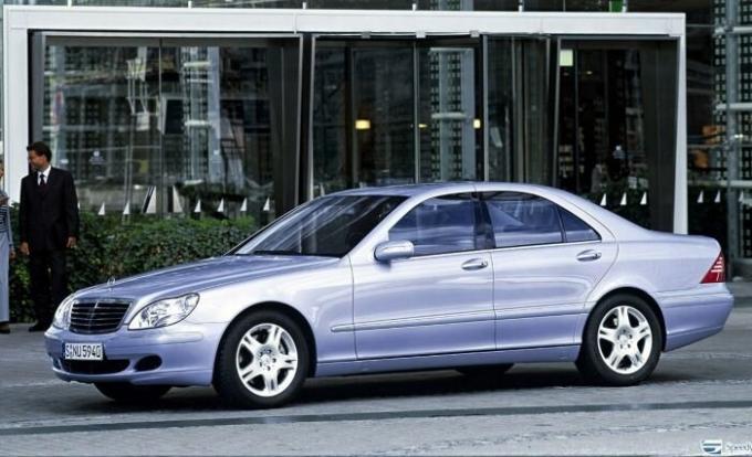 W220 - le modèle phare de Mercedes-Benz Company dans les années 1990. | Photo: avtorinok.ru.