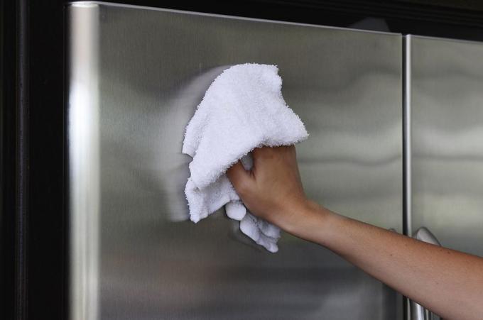 L'extérieur du réfrigérateur est facile à nettoyer avec de l'eau savonneuse