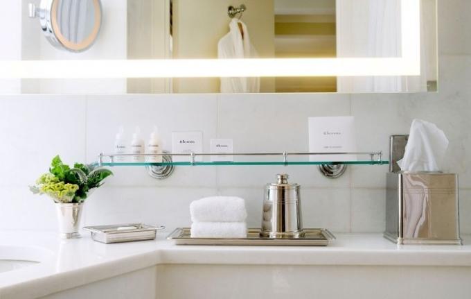 La salle de bain blanc de neige: 5 secrets propreté des hôtels de luxe travailleurs