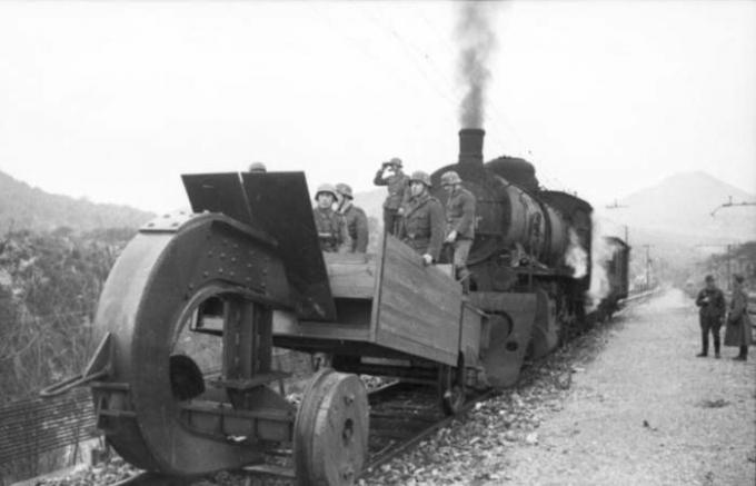 Pourquoi les Allemands pendant la Seconde Guerre mondiale a été attaché aux trains de grands crochets.