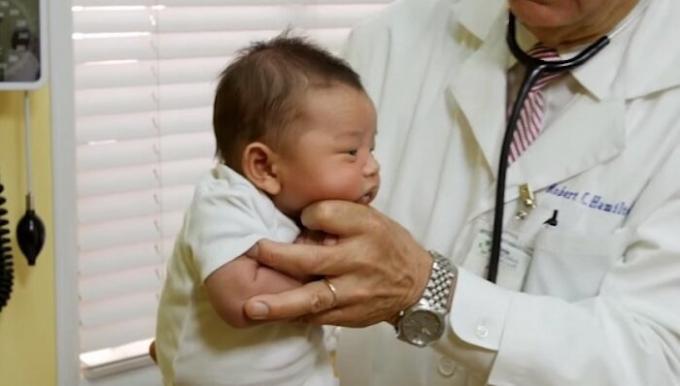 Comment calmer un bébé qui pleure pendant quelques secondes: Conseil pédiatre avec 30 ans d'expérience