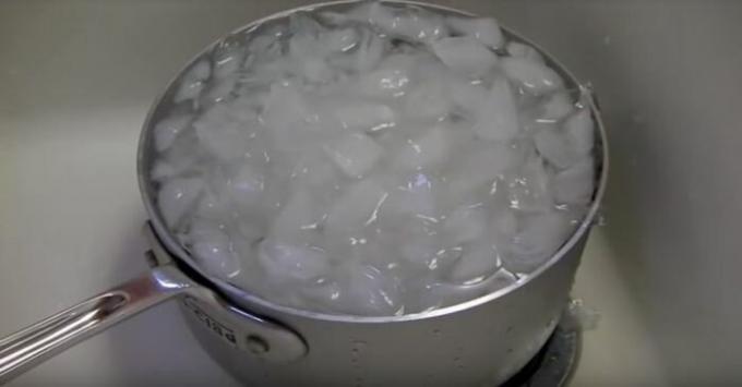 Ajouter la glace et attendre. / Photo: youtube.com.