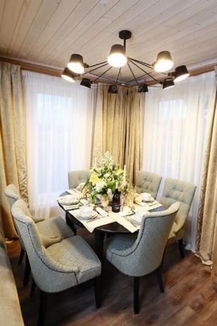 Les rideaux dans le salon résidence de banlieue ont été achetés à Paris pour 200 mille roubles.