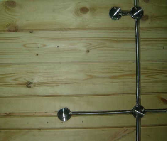 Figure 3: boîtiers de métal dans un mur en bois