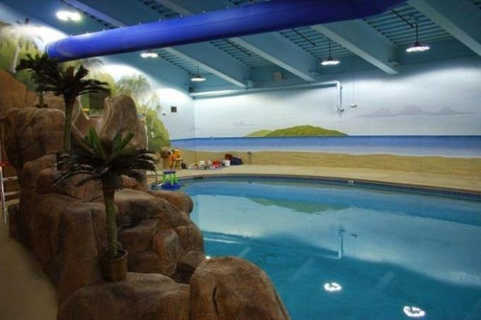 Dans le sous-sol de l'auberge, il y a même une piscine. | Photo: odditycentral.com.