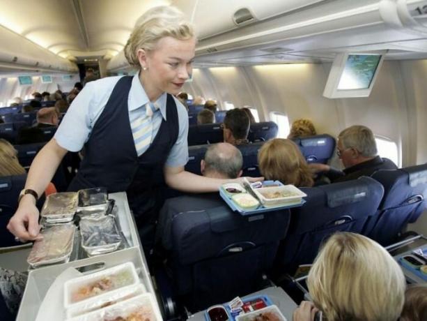 En vol, vous devez être prêt pour le fait que la nourriture sera beaucoup de conservateurs.