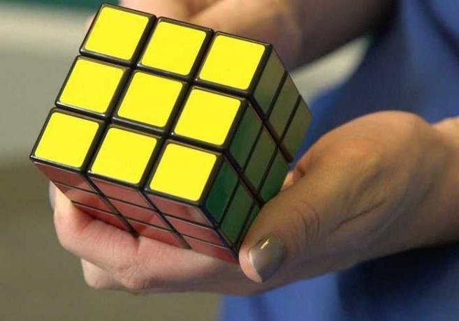 Comment assembler le cube de Rubik par deux mouvements
