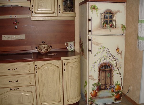 La peinture sur le réfrigérateur en fera la décoration principale de la pièce.
