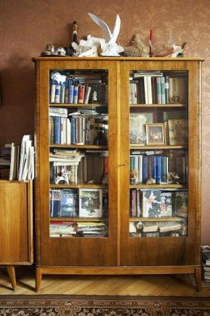 Vieille armoire avec des livres et des figurines.