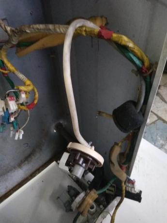 Comment fonctionne le système de contrôle du niveau d'eau dans le réservoir de la machine à laver?