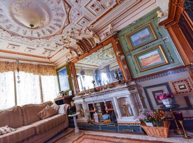 Adrian Rehman a dit que son appartement rappelle le château de Versailles.