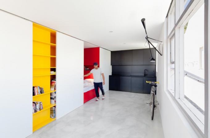 Studio 27 m² avec une chambre, une salle de bains et une cuisine dans un placard