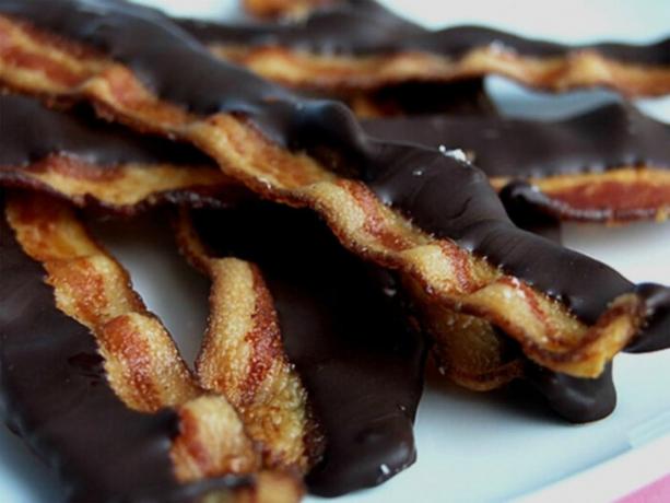 bacon recouvert de chocolat. | Photo: Reddit.