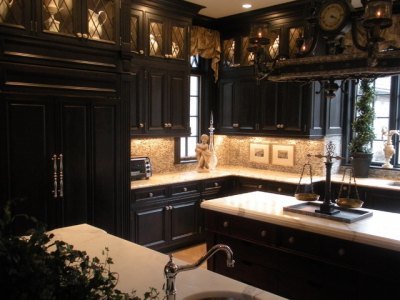 Les meubles noirs confèrent élégance et solidité à l'intérieur de la cuisine
