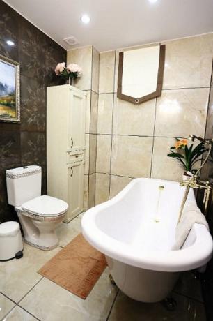 Salle de bains dans la maison de campagne Roses Syabitova.