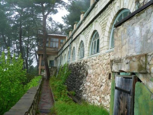 Datcha « Cold River » a été construit en 1932-1933. sur une pente de montagne à une altitude de 200 mètres au-dessus du niveau de la mer (Abkhazie). | Photo: diletant.media.