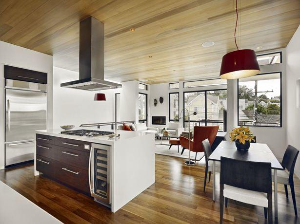 Les plafonds en bois pour la cuisine valent vraiment la peine de choisir si la pièce est décorée dans un style écologique ou si le sol est revêtu de parquet / stratifié