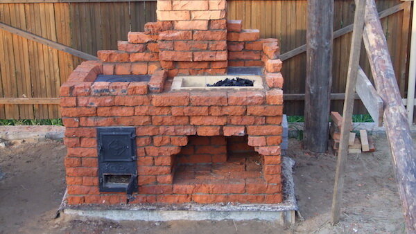 Utilisation utile de vieilles briques dans le pays