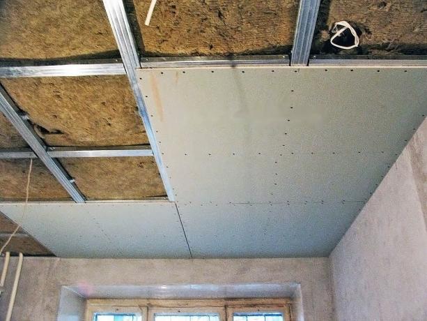 Comment isoler sous le revêtement de plafond en placoplâtre