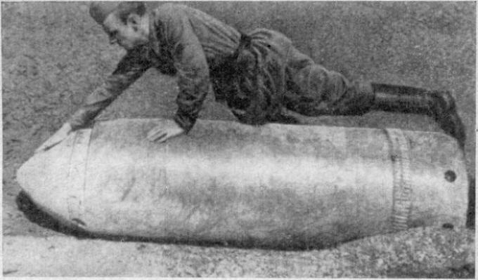 soldat soviétique capturé avec un projectile.