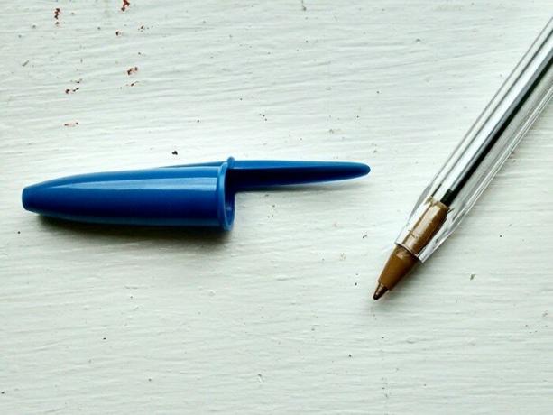 Les trous dans le plafond d'un stylo à bille fait avec un motif inavoué. / Photo: eonline.lk
