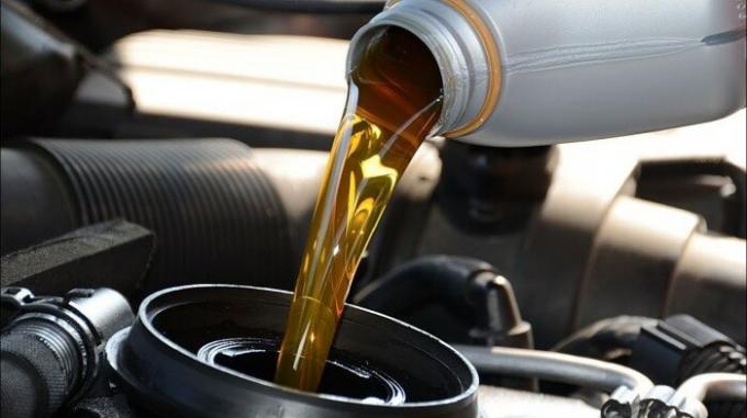 Il est important de prendre l'habitude de changer régulièrement et en temps opportun l'huile dans le moteur et la boîte de vitesses. | Photo: i.ytimg.com. 