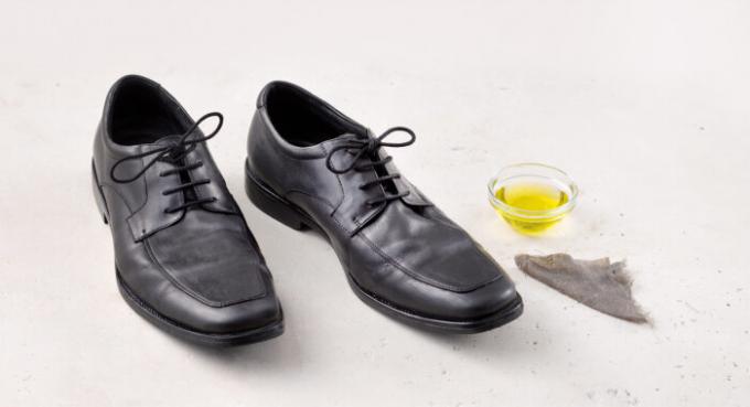 Les chaussures peuvent être nettoyées avec de l'huile d'olive. / Photo: img.thrivemarket.com