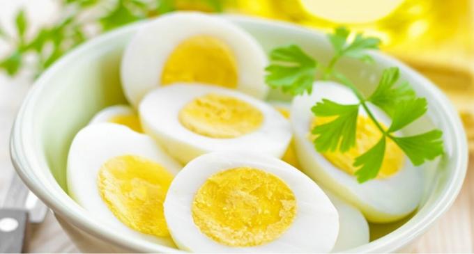 Frère a incité une nouvelle façon de cuire les œufs, par lequel ils sont plus savoureux et tendre