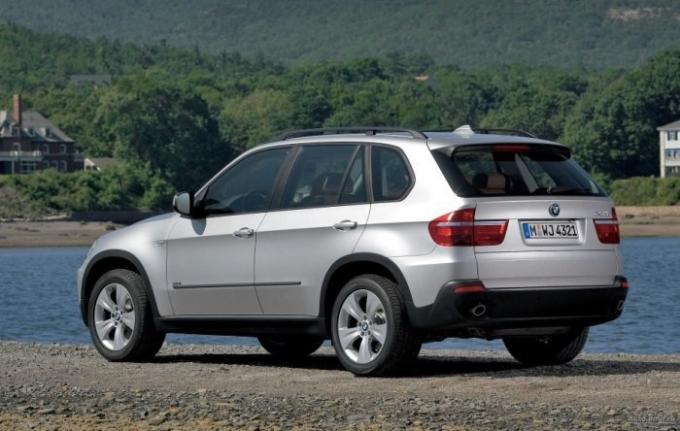 luxe mi-multisegments BMW X5 deuxième génération. | Photo: autodmir.ru.