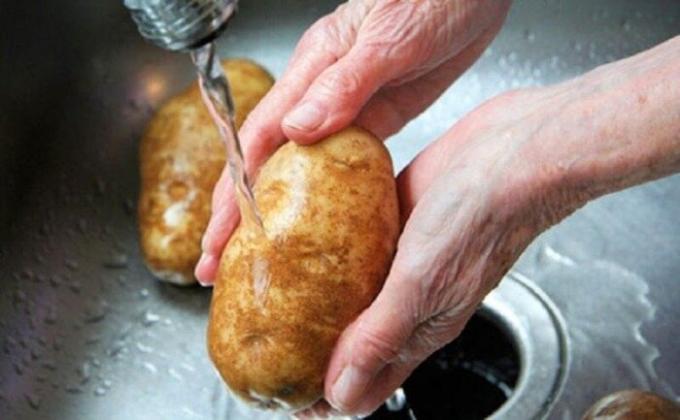 Laver les pommes de terre.